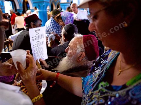 Scène de pélérins à l'intérieur de la synagogue de la Ghriba durant le pelerinage juif annuel au village de Erriadh ou Hara Sghira sur l'ile de djerba