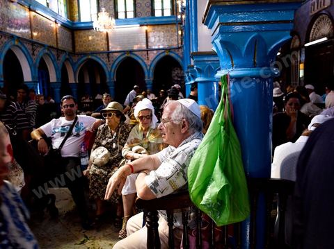 Scène de pélérins à l'intérieur de la synagogue de la Ghriba durant le pelerinage juif annuel au village de Erriadh ou Hara Sghira sur l'ile de djerba