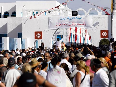 Procession dans les rues de Hara Sghira à Erriadh lieu où se trouve la synagogue de la Ghriba durant le pelerinage juif annuel au village de Erriadh ou Hara Sghira sur l'ile de djerba