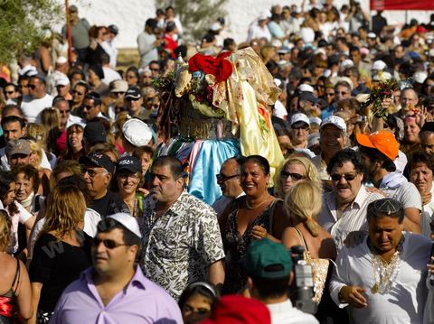 Procession dans les rues de Hara Sghira à Erriadh lieu où se trouve la synagogue de la Ghriba durant le pelerinage juif annuel au village de Erriadh ou Hara Sghira sur l'ile de djerba