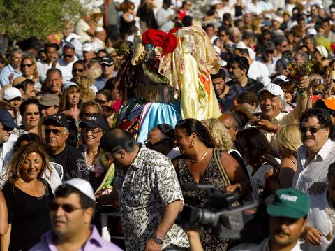 Procession dans les rues de Hara Sghira à Erriadh lieu où se trouve la synagogue de la Ghriba durant le pelerinage juif annuel au village de Erriadh ou Hara Sghira sur l'ile de djerba