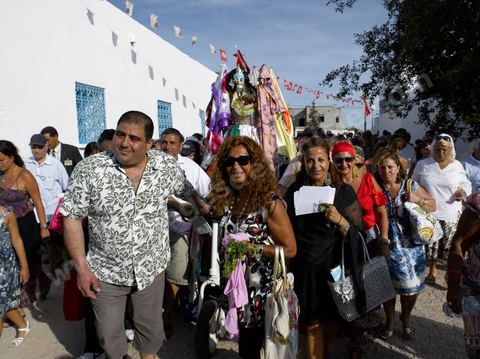 Procession dans les rues de Hara Sghira à Erriadh lieu où se trouve la synagogue de la Ghriba durant le pelerinage juif annuel au village de Erriadh ou Hara Sghira sur l'ile de djerba