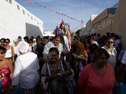 Procession dans les rues de Hara Sghira à Erriadh lieu où se trouve la synagogue de la Ghriba durant le pelerinage juif annuel au village de Erriadh ou Hara Sghira sur l'ile de djerba