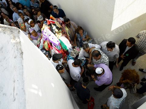 Procession dans une petite synagogue de Hara Sghira à Erriadh lieu où se trouve la synagogue de la Ghriba durant le pelerinage juif annuel au village de Erriadh ou Hara Sghira sur l'ile de djerba