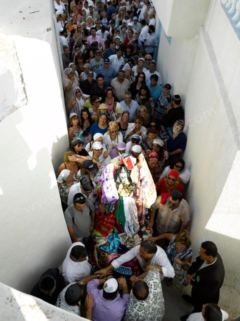 Procession dans une petite synagogue de Hara Sghira à Erriadh lieu où se trouve la synagogue de la Ghriba durant le pelerinage juif annuel au village de Erriadh ou Hara Sghira sur l'ile de djerba