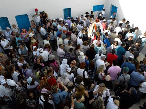 Procession dans une petite synagogue de Hara Sghira à Erriadh lieu où se trouve la synagogue de la Ghriba durant le pelerinage juif annuel au village de Erriadh ou Hara Sghira sur l'ile de djerba