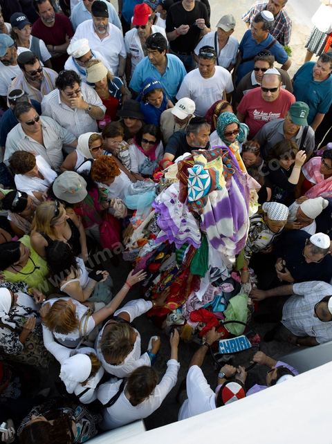 Procession dans une petite synagogue de Hara Sghira à Erriadh lieu où se trouve la synagogue de la Ghriba durant le pelerinage juif annuel au village de Erriadh ou Hara Sghira sur l'ile de djerba