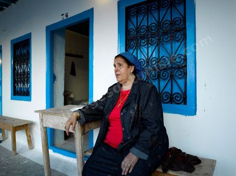 Scène de pélérins dans le caravanserail de la synagogue de la Ghriba durant le pelerinage juif annuel au village de Erriadh ou Hara Sghira sur l'ile de djerba
