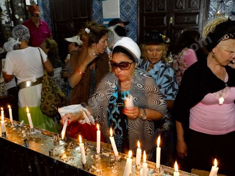Pelerins brulant des cierges et faisant des voeux dans la synagogue de la Ghriba durant le pelerinage juif annuel au village de Erriadh ou Hara Sghira sur l'ile de djerba