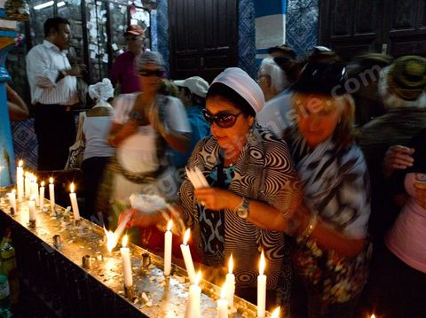 Pelerins brulant des cierges et faisant des voeux dans la synagogue de la Ghriba durant le pelerinage juif annuel au village de Erriadh ou Hara Sghira sur l'ile de djerba
