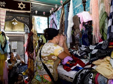 Pelerins brulant des cierges et faisant des voeux dans la synagogue de la Ghriba durant le pelerinage juif annuel au village de Erriadh ou Hara Sghira sur l'ile de djerba