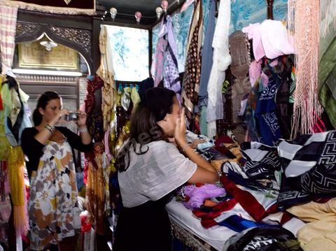 Pelerins brulant des cierges et faisant des voeux dans la synagogue de la Ghriba durant le pelerinage juif annuel au village de Erriadh ou Hara Sghira sur l'ile de djerba