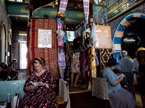Pelerins brulant des cierges et faisant des voeux dans la synagogue de la Ghriba durant le pelerinage juif annuel au village de Erriadh ou Hara Sghira sur l'ile de djerba