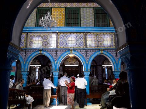 Pelerins hommes priant dans la synagogue de la Ghriba durant le pelerinage juif annuel au village de Erriadh ou Hara Sghira sur l'ile de djerba