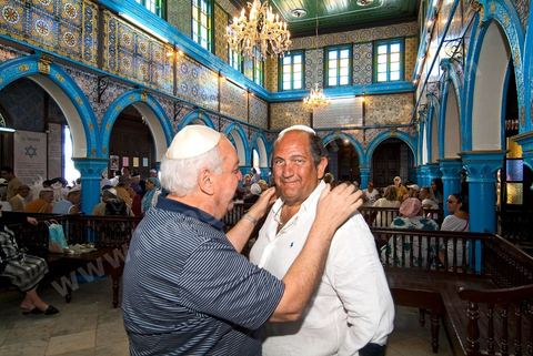 Retrouvailles de pelerins dans la synagogue de la Ghriba durant le pelerinage juif annuel au village de Erriadh ou Hara Sghira sur l'ile de djerba