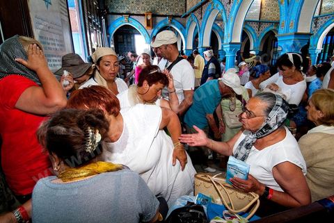 Scènes de Pelerins dans la synagogue de la Ghriba durant le pelerinage juif annuel au village de Erriadh ou Hara Sghira sur l'ile de djerba