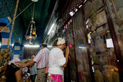 Pelerins brulant des cierges et faisant des voeux dans la synagogue de la Ghriba durant le pelerinage juif annuel au village de Erriadh ou Hara Sghira sur l'ile de djerba