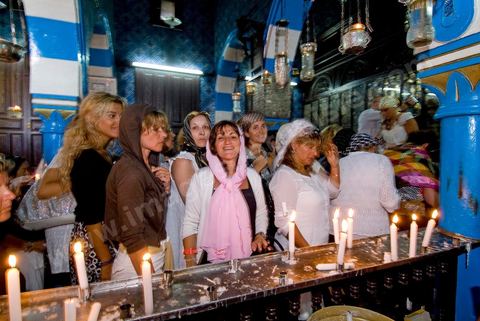 Pelerins brulant des cierges et faisant des voeux dans la synagogue de la Ghriba durant le pelerinage juif annuel au village de Erriadh ou Hara Sghira sur l'ile de djerba