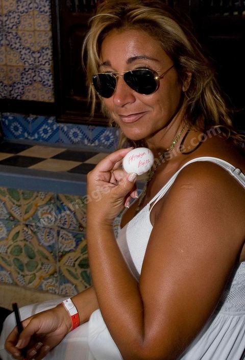 Femmes ecrivant leurs voeux sur les oeufs avant de les déposer dasn la grotte de la synagogue de la Ghriba durant le pelerinage juif annuel au village de Erriadh ou Hara Sghira sur l'ile de djerba