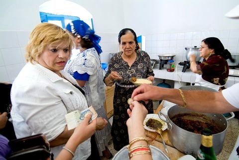Dans les cuisines de la synagogue de la Ghriba durant le pelerinage juif annuel au village de Erriadh ou Hara Sghira sur l'ile de djerba