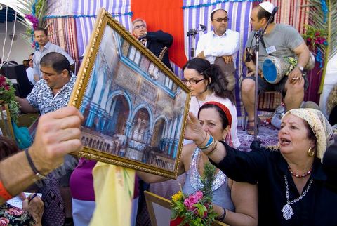 Enchères dans le caravanserail de la synagogue de la Ghriba durant le pelerinage juif annuel au village de Erriadh ou Hara Sghira sur l'ile de djerba