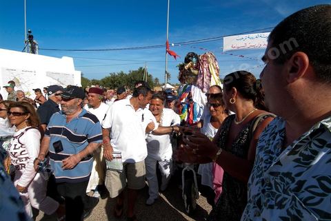 Procession dans les rues de Hara Sghrira Erriadh ville où se trouve la synagogue de la Ghriba durant le pelerinage juif annuel au village de Erriadh ou Hara Sghira sur l'ile de djerba