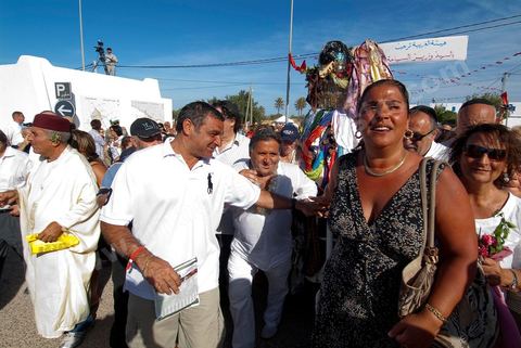 Procession dans les rues de Hara Sghrira Erriadh ville où se trouve la synagogue de la Ghriba durant le pelerinage juif annuel au village de Erriadh ou Hara Sghira sur l'ile de djerba