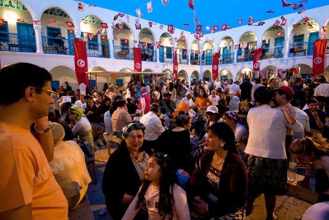 Pelerins dans le caravanserail de la synagogue de la Ghriba durant le pelerinage juif annuel au village de Erriadh ou Hara Sghira sur l'ile de djerba