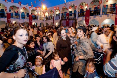 Pelerins dans le caravanserail de la synagogue de la Ghriba durant le pelerinage juif annuel au village de Erriadh ou Hara Sghira sur l'ile de djerba