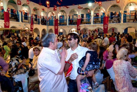 Pelerins dans le caravanserail de la synagogue de la Ghriba durant le pelerinage juif annuel au village de Erriadh ou Hara Sghira sur l'ile de djerba