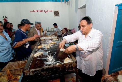 Les briks dans la synagogue de la Ghriba durant le pelerinage juif annuel au village de Erriadh ou Hara Sghira sur l'ile de djerba