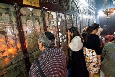 Pelerins brulant des cierges et faisant des voeux dans la synagogue de la Ghriba durant le pelerinage juif annuel au village de Erriadh ou Hara Sghira sur l'ile de djerba