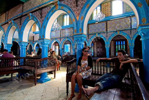 Pelerins dans la synagogue de la Ghriba durant le pelerinage juif annuel au village de Erriadh ou Hara Sghira sur l'ile de djerba
