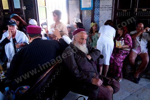 Rabins dans la synagogue de la Ghriba durant le pelerinage juif annuel au village de Erriadh ou Hara Sghira sur l'ile de djerba