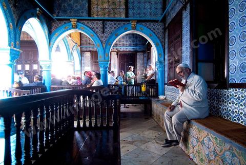 Pelerins dans la synagogue de la Ghriba durant le pelerinage juif annuel au village de Erriadh ou Hara Sghira sur l'ile de djerba