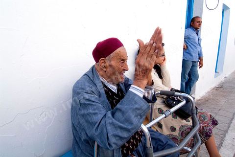 Arrivée de la procession à la synagogue de la Ghriba durant le pelerinage juif annuel au village de Erriadh ou Hara Sghira sur l'ile de djerba