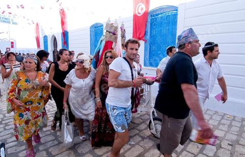 Arrivée de la procession à la synagogue de la Ghriba durant le pelerinage juif annuel au village de Erriadh ou Hara Sghira sur l'ile de djerba