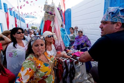 Arrivée de la procession à la synagogue de la Ghriba durant le pelerinage juif annuel au village de Erriadh ou Hara Sghira sur l'ile de djerba
