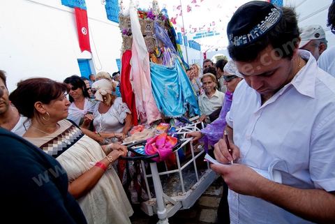 Arrivée de la procession à la synagogue de la Ghriba durant le pelerinage juif annuel au village de Erriadh ou Hara Sghira sur l'ile de djerba