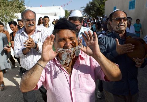 Procession dans les rues de Hara Sghrira Erriadh ville où se trouve la synagogue de la Ghriba durant le pelerinage juif annuel au village de Erriadh ou Hara Sghira sur l'ile de djerba