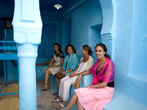 Pelerins juifs dans une petite synagogue bleue à Hara Sghira Erriadh durant le pelerinage juif annuel au village de Erriadh ou Hara Sghira sur l'ile de djerba