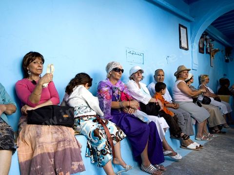 Pelerins juifs dans une petite synagogue bleue à Hara Sghira Erriadh durant le pelerinage juif annuel au village de Erriadh ou Hara Sghira sur l'ile de djerba