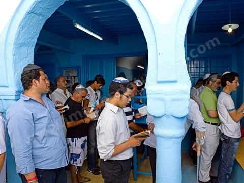 Pelerins juifs dans une petite synagogue bleue à Hara Sghira Erriadh durant le pelerinage juif annuel au village de Erriadh ou Hara Sghira sur l'ile de djerba