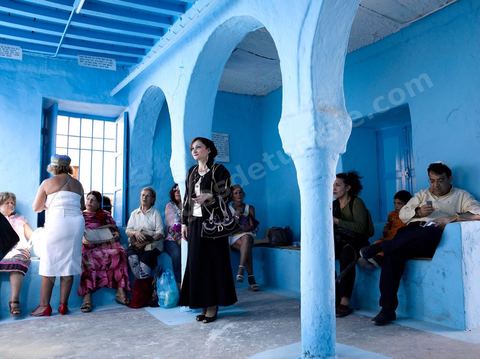 Pelerins juifs dans une petite synagogue bleue à Hara Sghira Erriadh durant le pelerinage juif annuel au village de Erriadh ou Hara Sghira sur l'ile de djerba