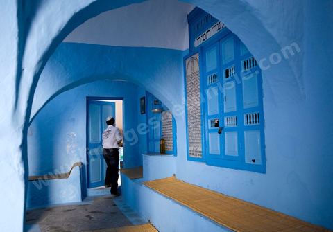 Pelerins juifs dans une petite synagogue bleue à Hara Sghira Erriadh durant le pelerinage juif annuel au village de Erriadh ou Hara Sghira sur l'ile de djerba