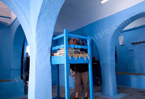 Pelerins juifs déposant des cierges et priant dans une petite synagogue bleue à Hara Sghira Erriadh durant le pelerinage juif annuel au village de Erriadh ou Hara Sghira sur l'ile de djerba