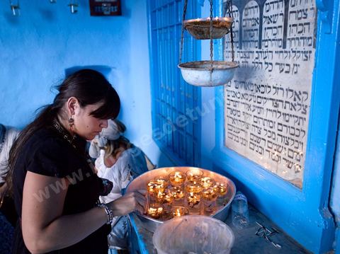 Pelerins juifs déposant des cierges et priant dans une petite synagogue bleue à Hara Sghira Erriadh durant le pelerinage juif annuel au village de Erriadh ou Hara Sghira sur l'ile de djerba
