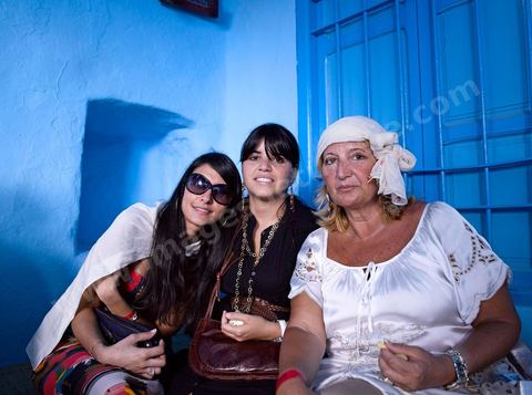 Mère et filles, Pelerins juifs déposant des cierges et priant dans une petite synagogue bleue à Hara Sghira Erriadh durant le pelerinage juif annuel au village de Erriadh ou Hara Sghira sur l'ile de djerba