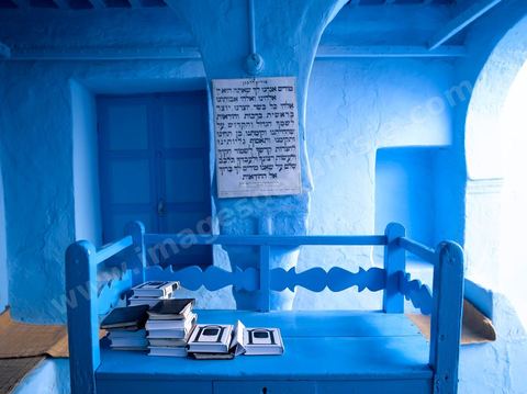 Dans une petite synagogue bleue à Hara Sghira Erriadh durant le pelerinage juif annuel au village de Erriadh ou Hara Sghira sur l'ile de djerba