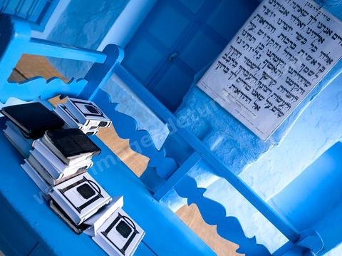 Dans une petite synagogue bleue à Hara Sghira Erriadh durant le pelerinage juif annuel au village de Erriadh ou Hara Sghira sur l'ile de djerba
